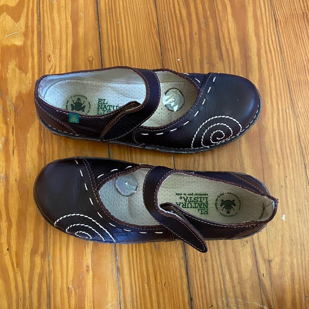 Brown leather stitched Mary Jane’s